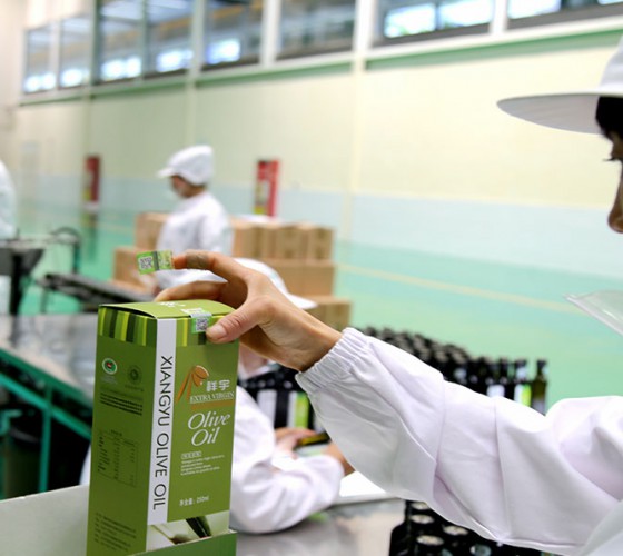 公司國(guó)通“訂單農(nóng)業(yè)”模式，獨(dú)創(chuàng)8小時(shí)限時(shí)鮮榨，從手工采摘、按質(zhì)收購(gòu)、便捷運(yùn)輸、純物理冷榨、充氮低恒溫儲(chǔ)存、灌裝等全程管理，并通過(guò)嚴(yán)格的品質(zhì)控..