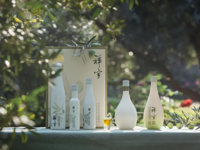 從甘肅隴南的青山幽谷，到一線(xiàn)城市的高端賣(mài)場(chǎng)；從一顆油橄欖在晨露中初綻的青澀，到一..